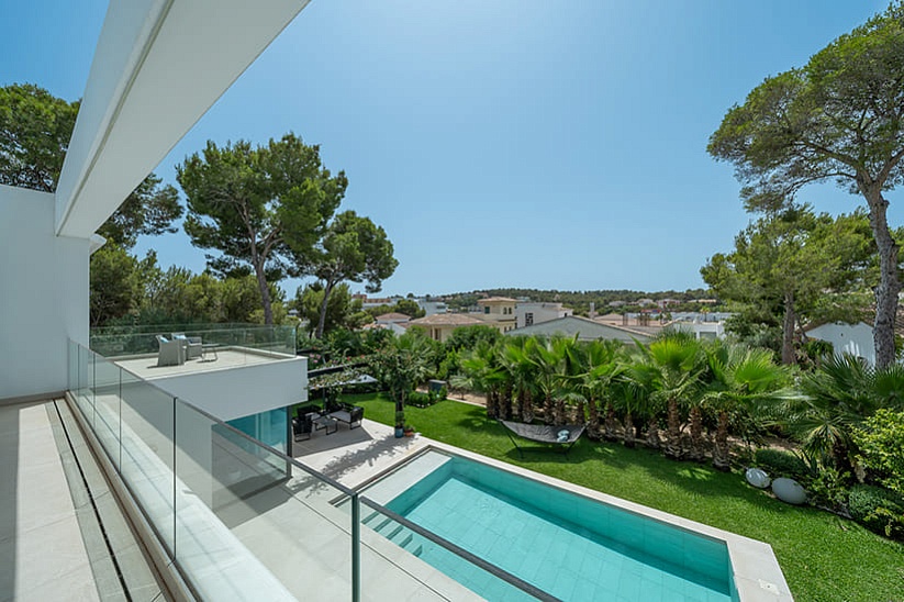Modern Mediterranean style family villa with beautiful garden within walking distance to the beach