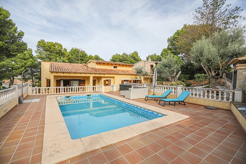 Cozy villa with garden and pool in a prestigious location in Santa Ponsa