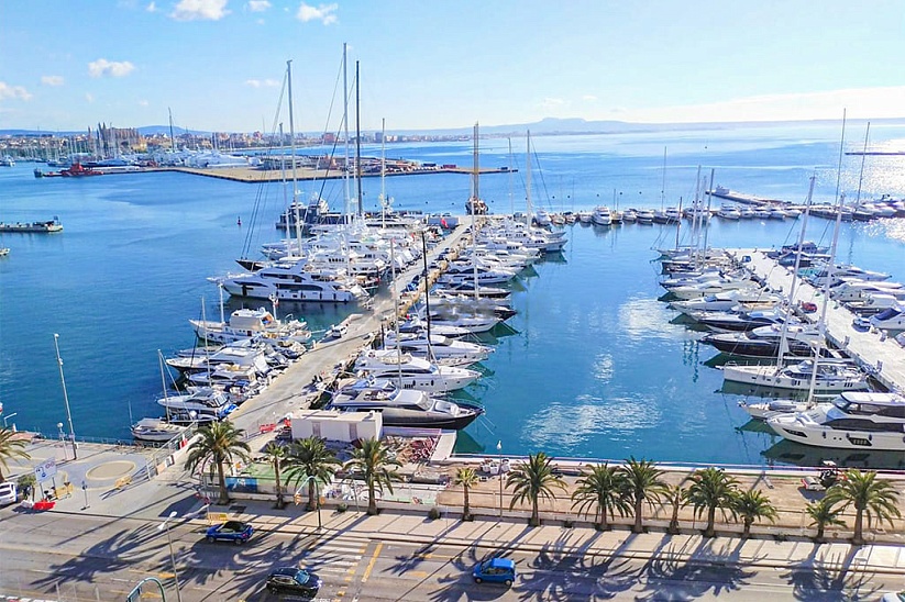Bright apartment with direct sea and port views on Paseo Maritimo, Palma