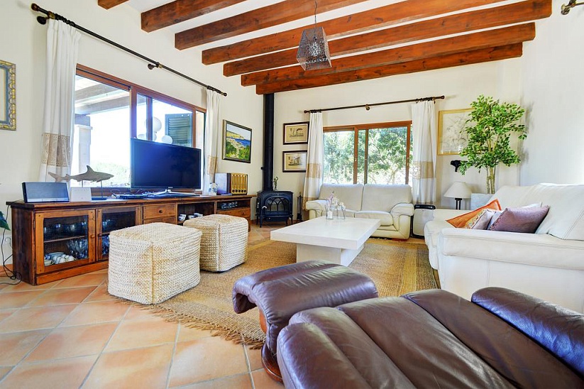 Splendid villa, with holiday license, on the seafront of Cala Marsal