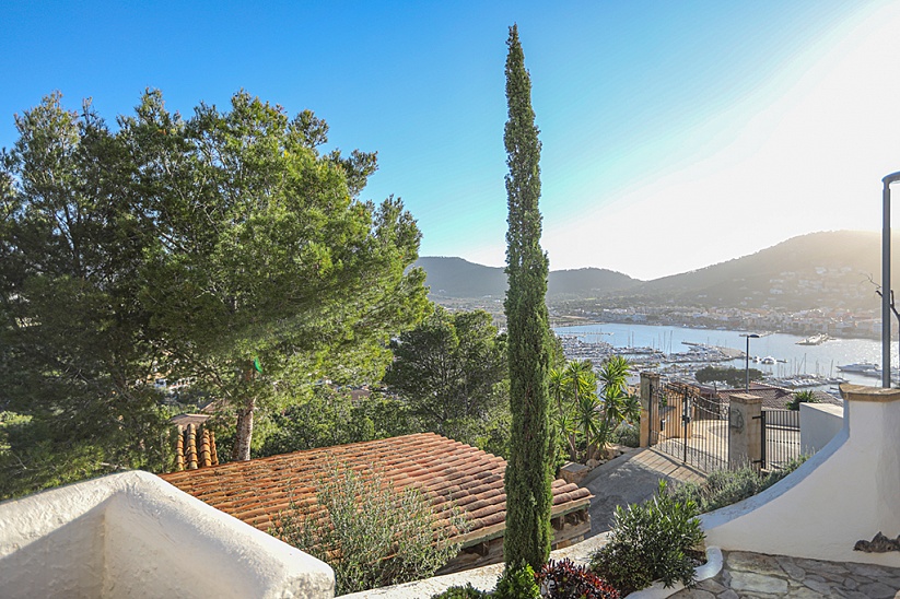 Elegant villa with panoramic sea views in Andratx