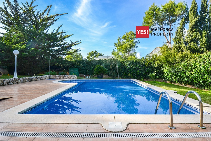 Villa for sale in Nova Santa Ponsa (Mallorca). With swimming pool and garden, in a prestigious quiet area. The living area of 307 sq.m