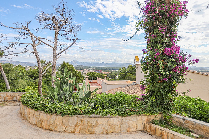 Respectable villa with panoramic sea views in a prestigious location in El Toro