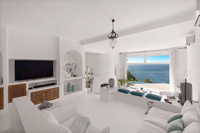 Villa with stunning views on the first line of the sea in Port Andratx