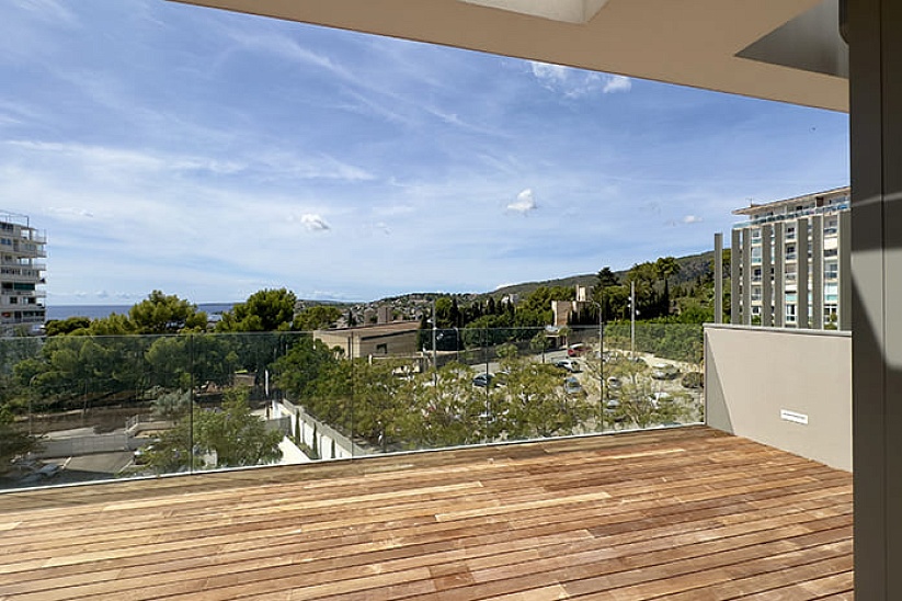 New penthouse in a modern residence with pool in Cala Mayor