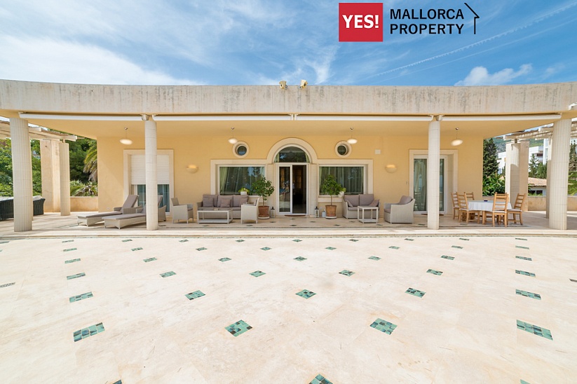 Magnificent Villa in 1st line of the sea in Palmanova