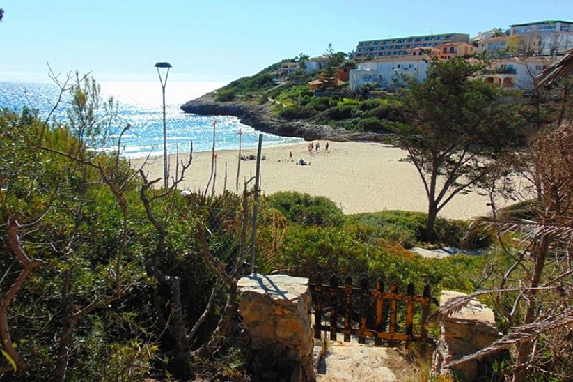 Villa with garden and private beach access in Porto Cristo