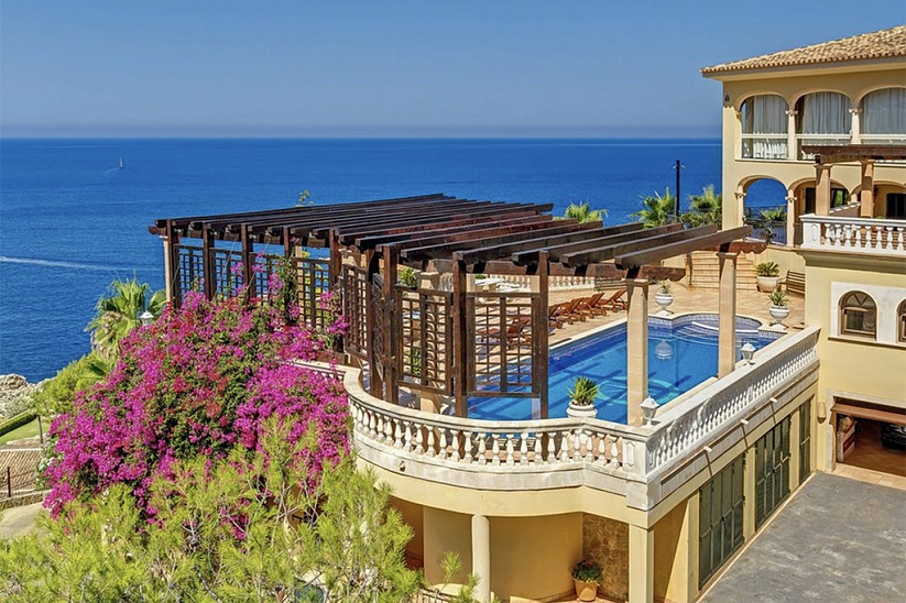 Beautiful villa on the first line of the sea in Port Andratx