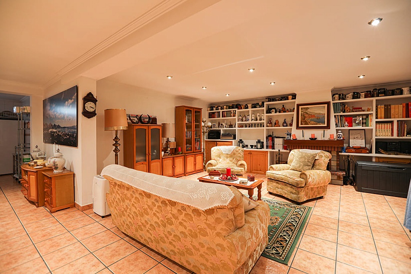 Luxurious 4 bedroom villa with partial sea views in Puig de Ros