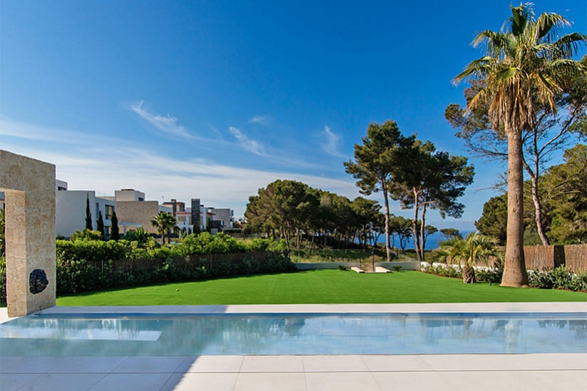 New modern villa on the first line of the sea in Puig de Ros