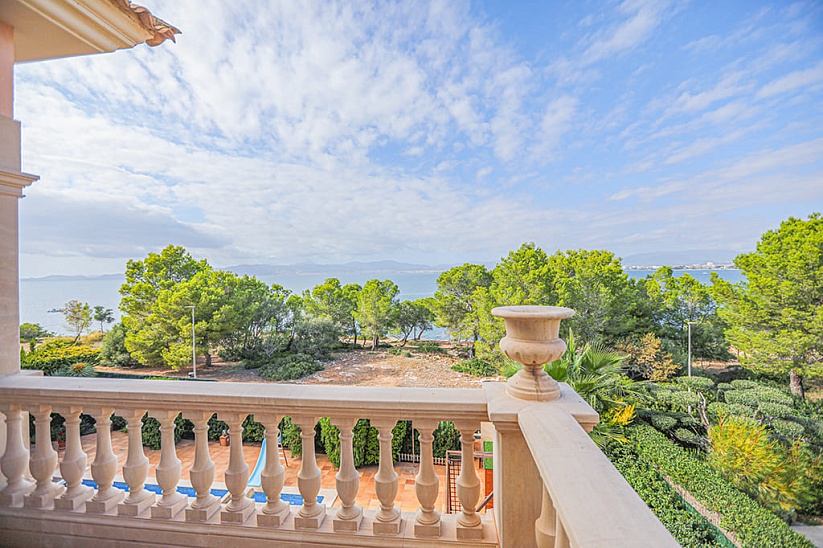 Exclusive classic villa on the first line of the sea in Son Veri Nou