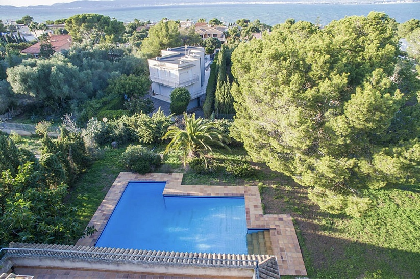 Spacious villa with partial sea views in Cala Blava