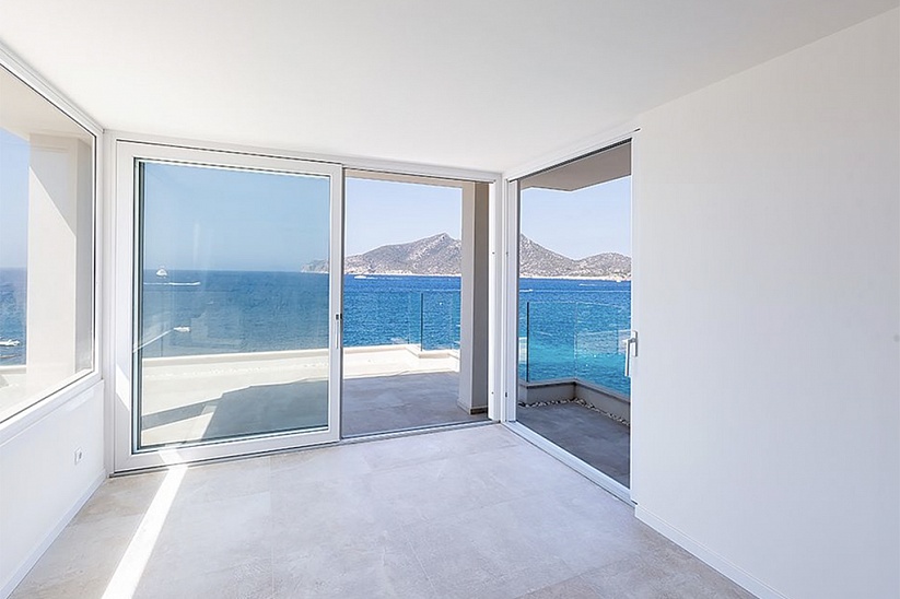 New penthouse on the first line with panoramic sea views in Sant Elm