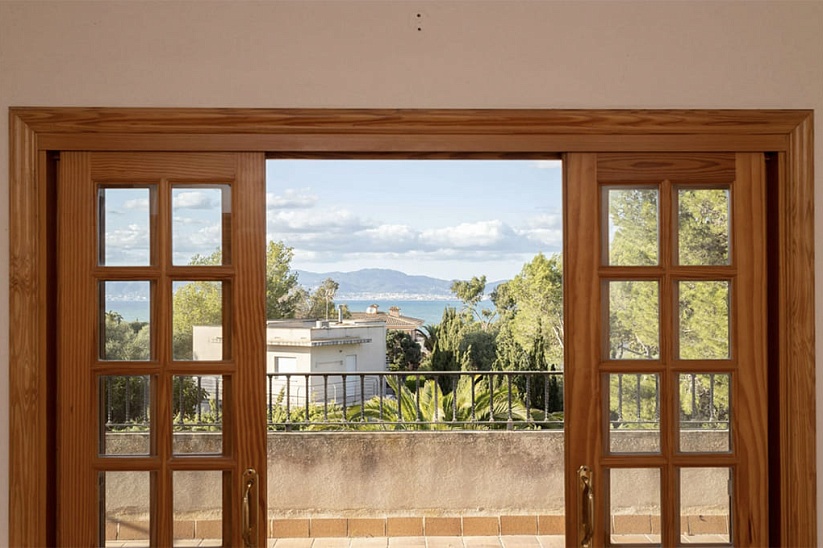 Spacious villa with partial sea views in Cala Blava