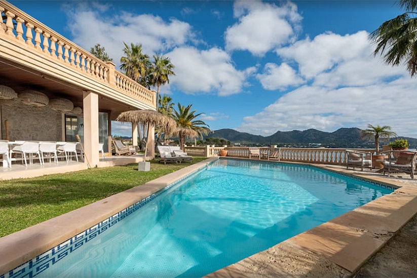 Magnificent villa on the first line to the sea in Son Servera