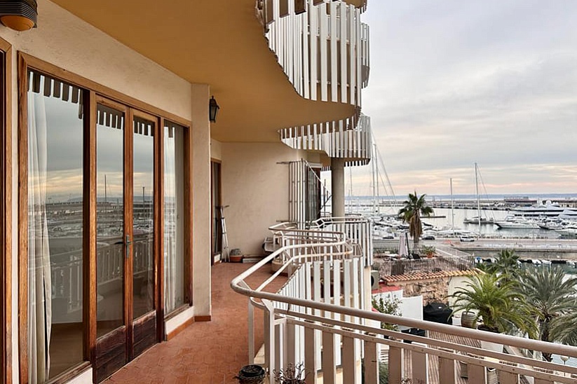 Wonderful apartment for renovation on the first line in Palma