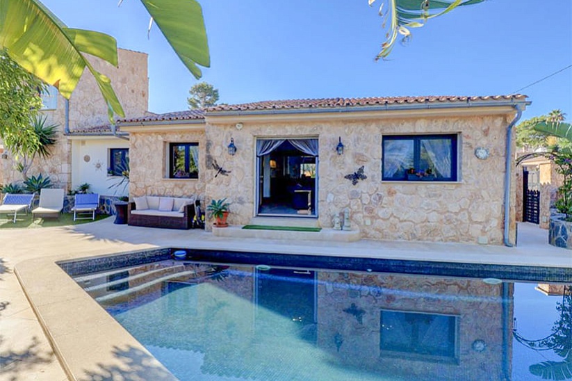 Cozy family villa with garden and pool in El Toro