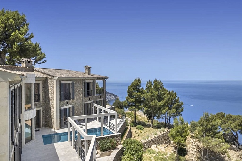 Impressive villa with fantastic sea views