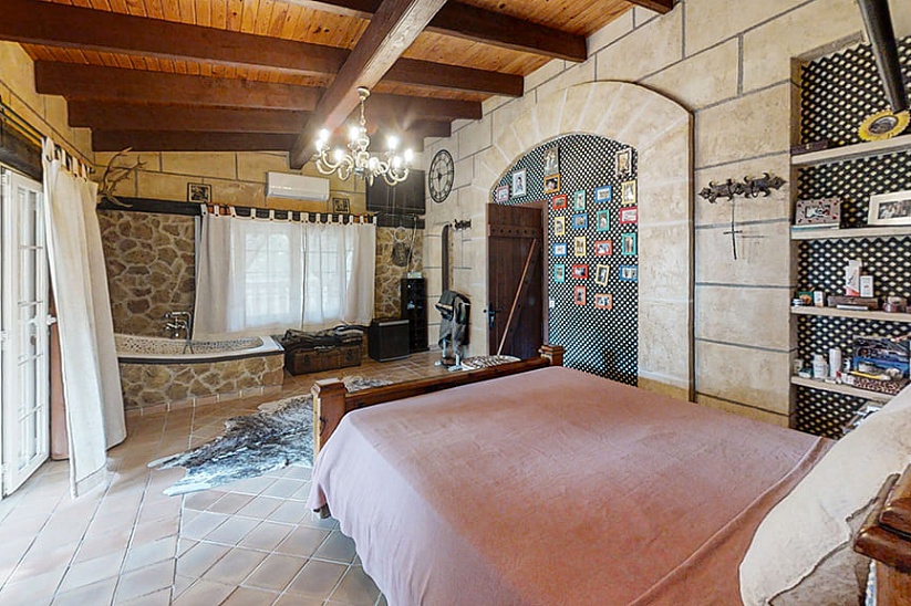 4 bedroom villa with garden in Cala Vinyes