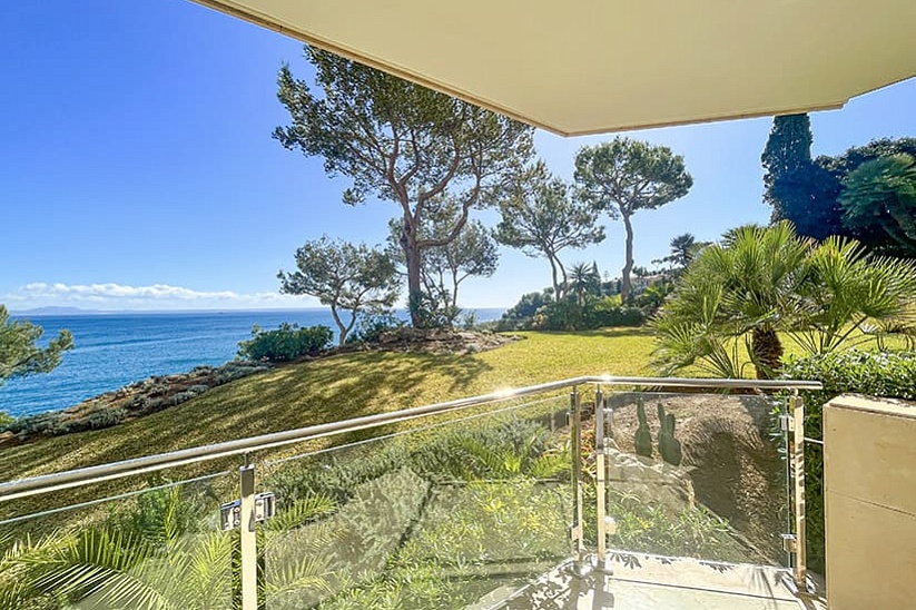 Luxury lapartment on the first line of the sea in Cala Vines