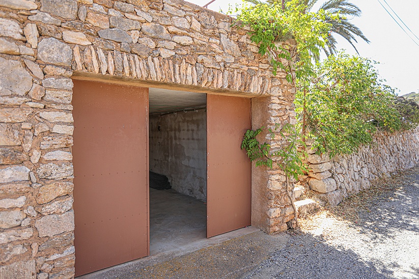 An old finca with a mill in a beautiful location in Felanitx