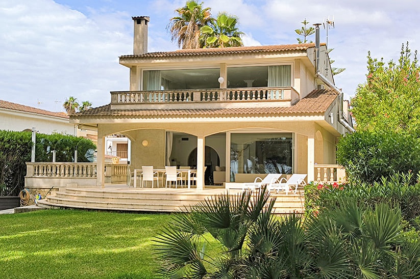 Frontline villa with holiday rental license