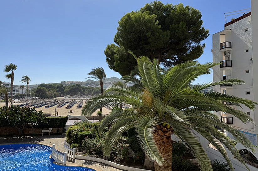 Apartment in the front line in Santa Ponsa with direct beach access