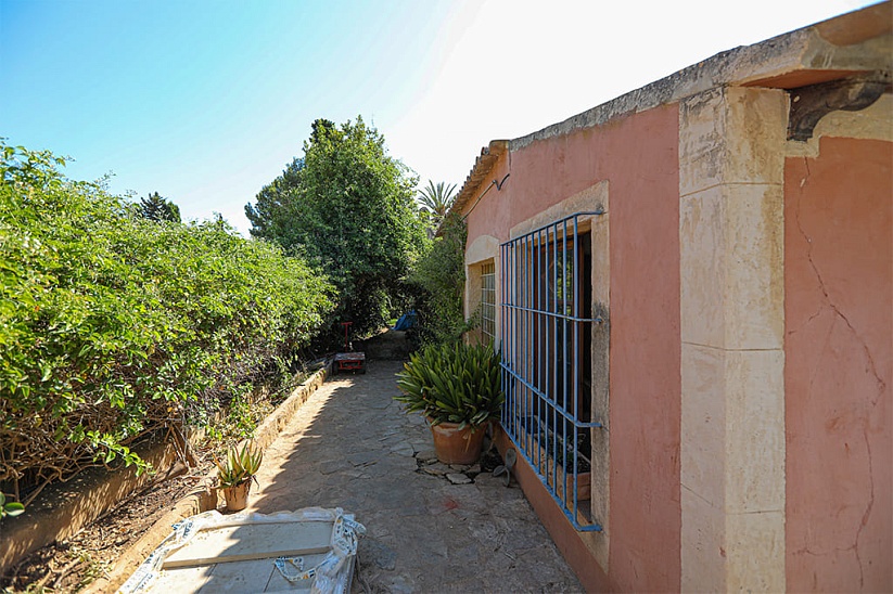 House with pool and guest apartment for renovationin Costa de la Calma