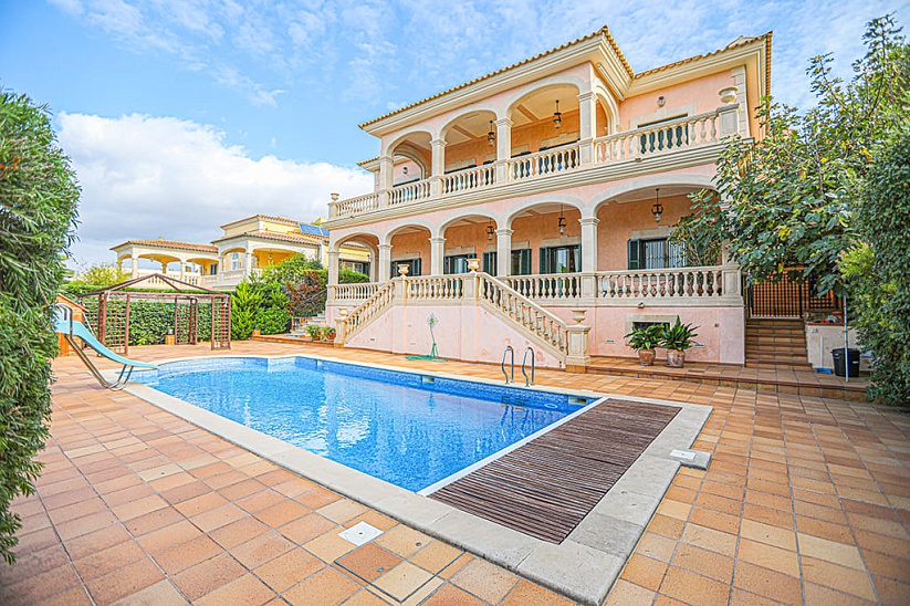 Exclusive classic villa on the first line of the sea in Son Veri Nou