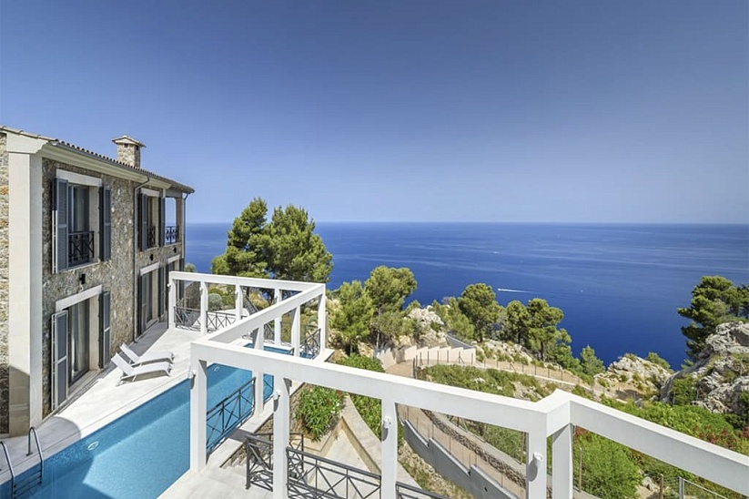 Impressive villa with fantastic sea views