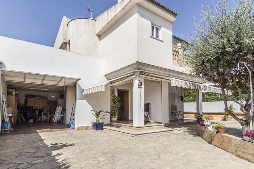 4 bedroom villa with two apartments close to the beach at Playa de Muro
