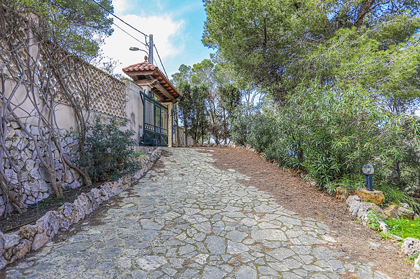 Excellent villa with garden for renovation in Costa de la Calma