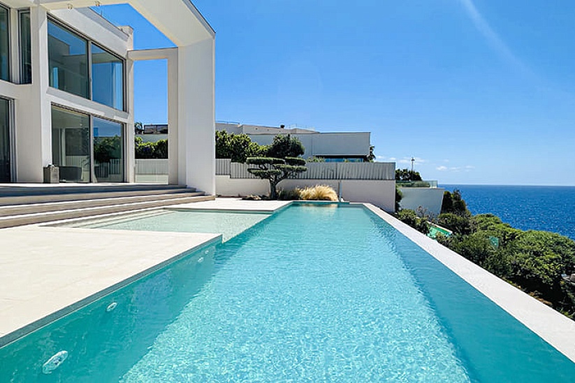 New villa with a unique view of Port Adriano