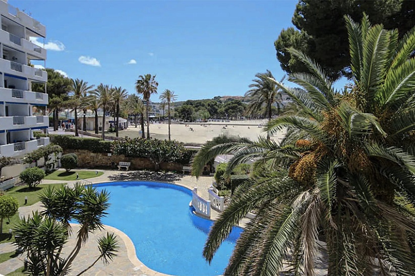 Apartment in the front line in Santa Ponsa with direct beach access