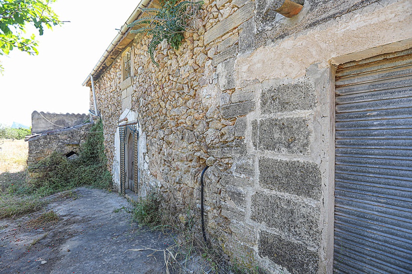 Old house with a large plot of land in an exclusive location in Pollenca