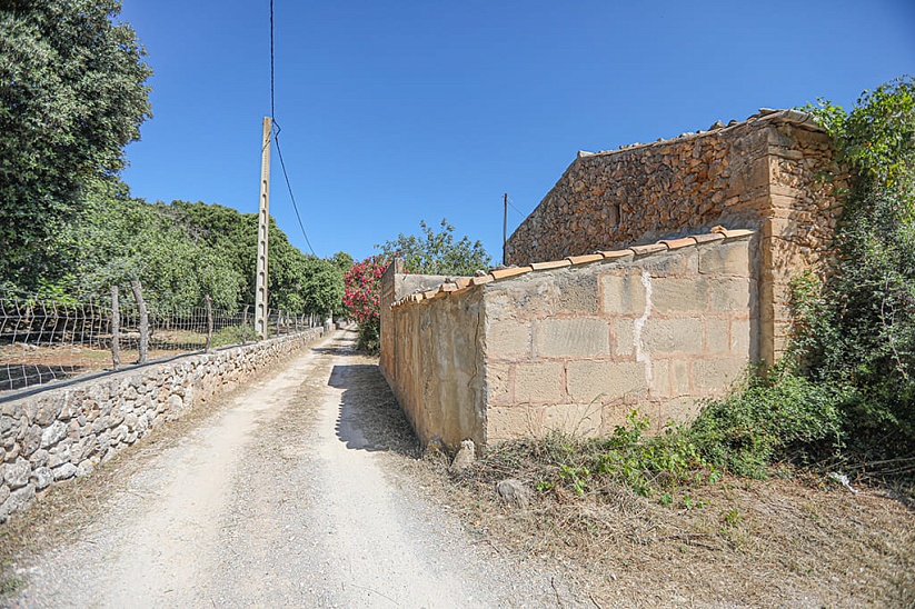 Old house with a large plot of land in an exclusive location in Pollenca