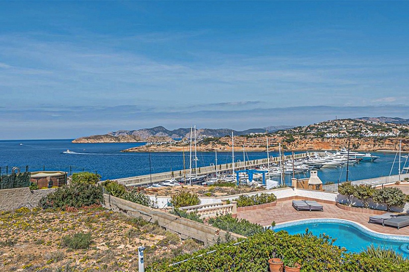 Villa on the first line of the sea in Port Adriano