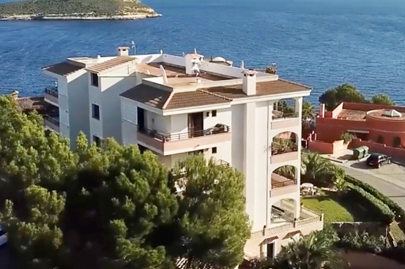 Spectacular 3 bedroom penthouse in Cala Vines with panoramic sea views.