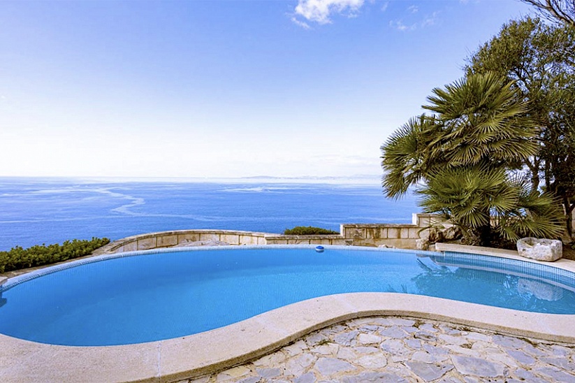 Luxury villa with fantastic panoramic sea views in Badia Azul