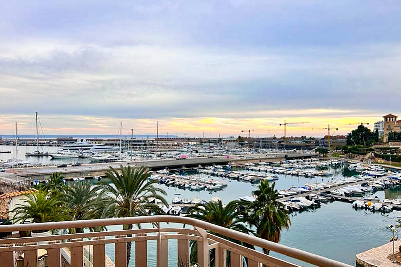 Wonderful apartment for renovation on the first line in Palma