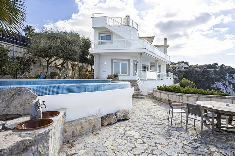 Luxury villa with fantastic panoramic sea views in Badia Azul