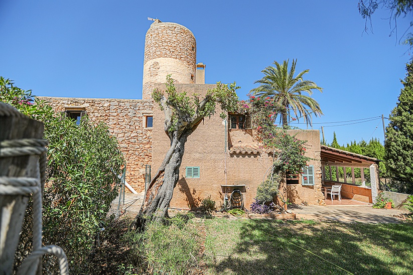 An old finca with a mill in a beautiful location in Felanitx