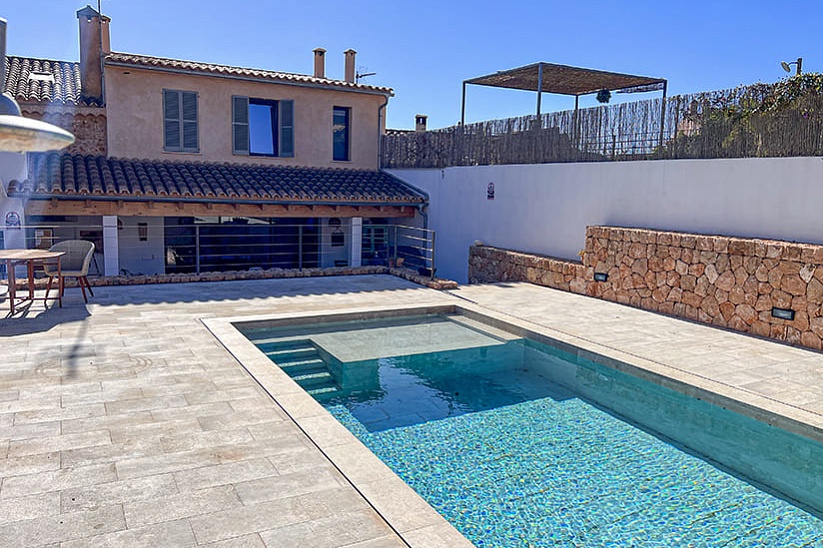 Beautiful modern townhouse with swimming pool in the center of Portol