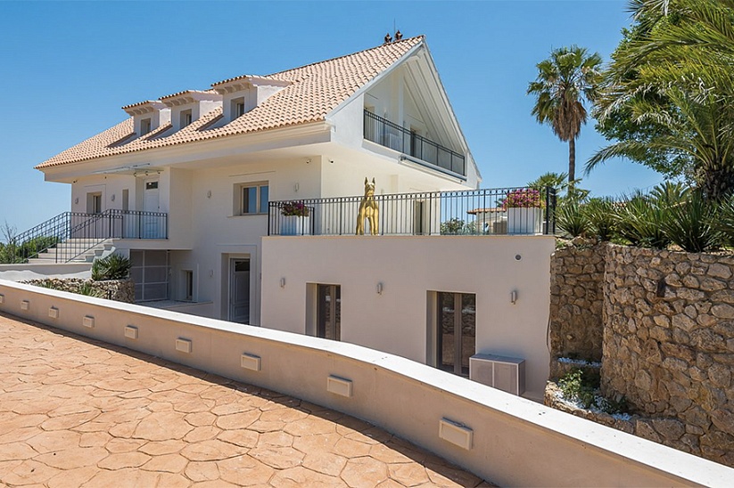 Luxury modern villa with sea views in Establiments
