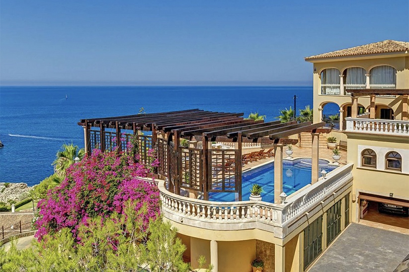 Beautiful villa on the first line of the sea in Port Andratx