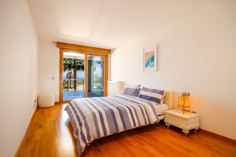 Lovely apartment with direct sea views in Palma