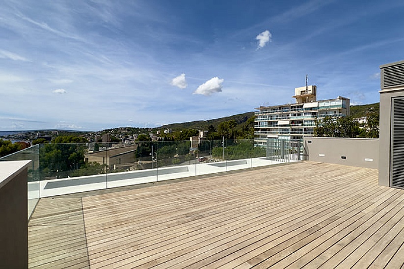 New penthouse in a modern residence with pool in Cala Mayor