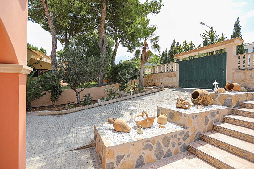 Lovely villa with garden and pool in a prestigious location in Santa Ponsa