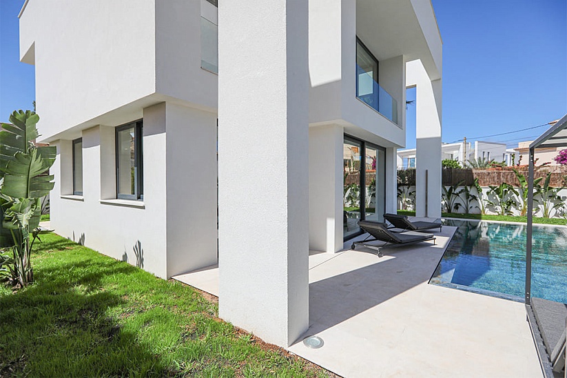 New 3 bedroom modern villa with sea views in El Toro