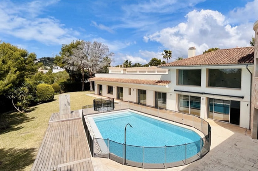 Luxury villa with a garden and a swimming pool in a prestigious location in Santa Ponsa